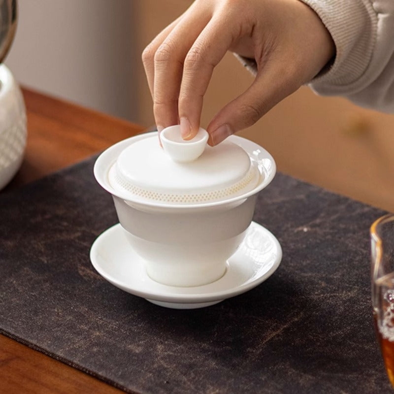 Pure white anti-scalding three-talent cover bowl, simple ceramic integrated thousand-hole filter tea brewer, kung fu tea set, white porcelain cover bowl
