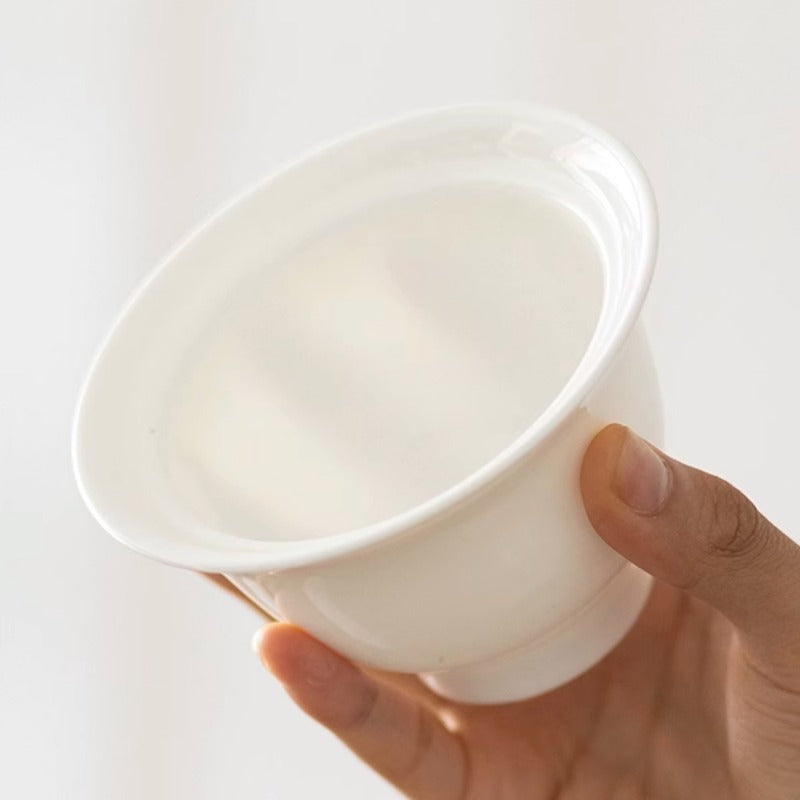 Pure white anti-scalding three-talent cover bowl, simple ceramic integrated thousand-hole filter tea brewer, kung fu tea set, white porcelain cover bowl
